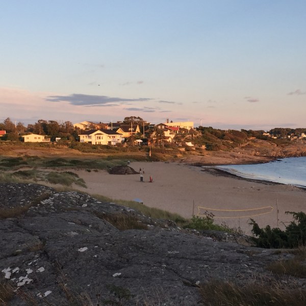 bild på sandstrand på kvällen