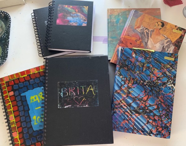 foto på skissböckers utsidor